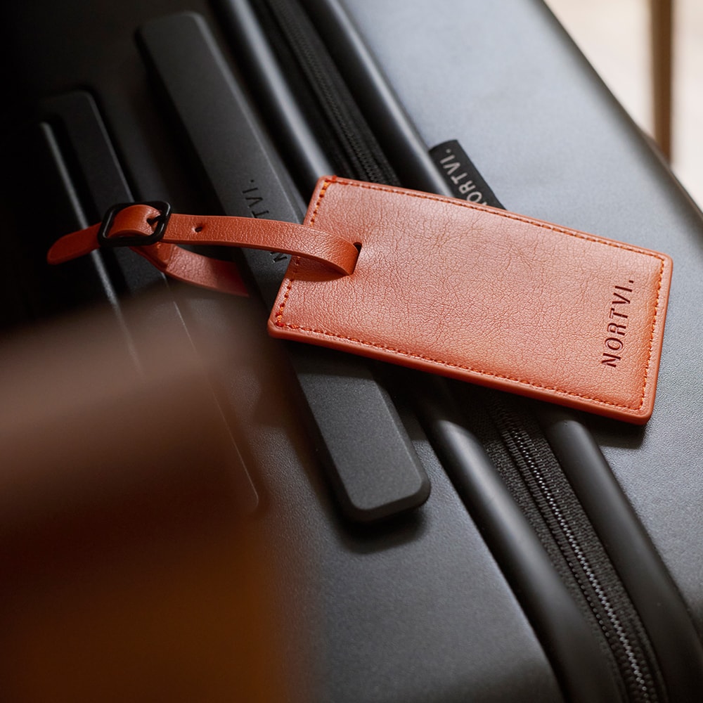 Luggage tag oranje aan NORTVI suitcase